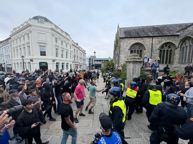 在英国骚乱中,“键盘战士”在脸书上被骂26个字,被称为“偏执狂”