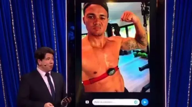 迈克尔·麦金太尔(Michael McIntyre)的杰梅因·杰纳斯(Jermaine Jenas)的尴尬短信笑话再次出现——“我要打电话给人力资源部!”
