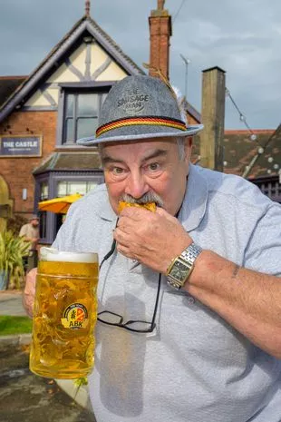 英国一家酒吧为庆祝啤酒节提供超大香肠