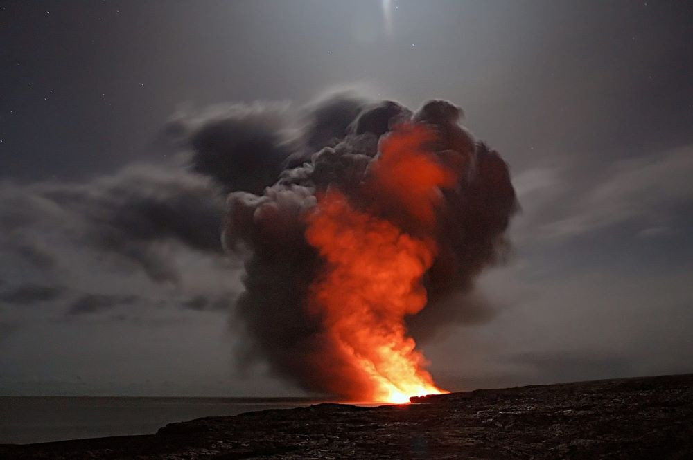 kutlaea火山再次喷发，熔岩喷涌而出